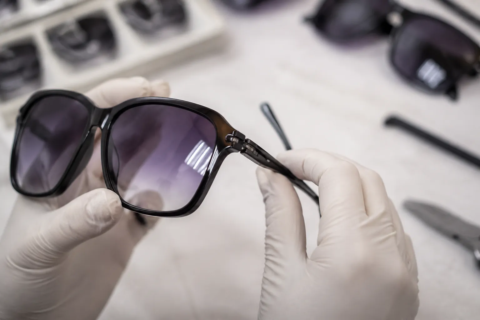 Oversized Sunglasses: Prevent Hinge Failures in Production