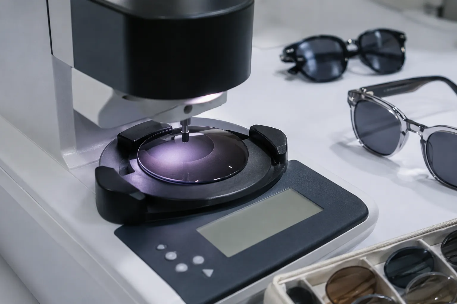 Traceable assembly line with batch records for custom sunglasses production at LumiShades